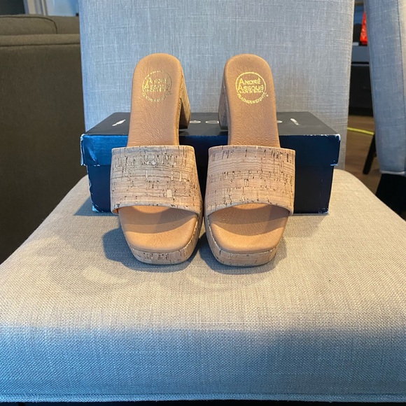 NWT Andre Assous Tan Cork Block Heel Sandals - Picture 2 of 5